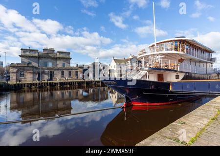 Ocean Mist Ein luxuriöses Hotel mit Bar mit 17 Schlafzimmern, das am Wasser von Leith in Leith Edinburgh verankert ist Stockfoto