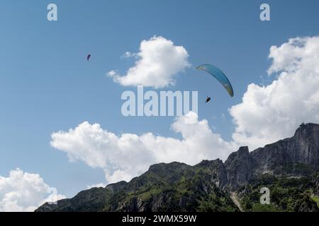 Gleitschirmfliegen auf dem Gipfel des Berges Le Brevent, 2525 m, im Aiguilles Rouges der französischen Voralpen, erreichbar mit der Seilbahn von Chamonix, Frankreich Stockfoto