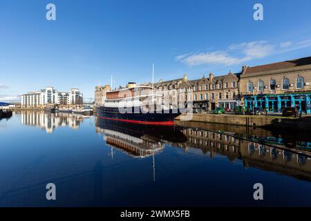 Ocean Mist Ein luxuriöses Hotel mit Bar mit 17 Schlafzimmern, das am Wasser von Leith in Leith Edinburgh verankert ist Stockfoto