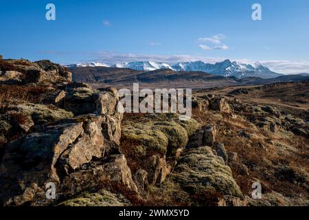 Eine isländische Landschaft mit schneebedeckten Bergen und felsigem Gelände Stockfoto