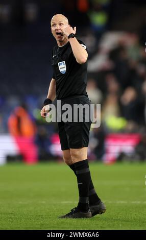 Luton, Großbritannien. Februar 2024. Schiedsrichter Anthony Taylor beim FA Cup Spiel in der Kenilworth Road, Luton. Der Bildnachweis sollte lauten: David Klein/Sportimage Credit: Sportimage Ltd/Alamy Live News Stockfoto