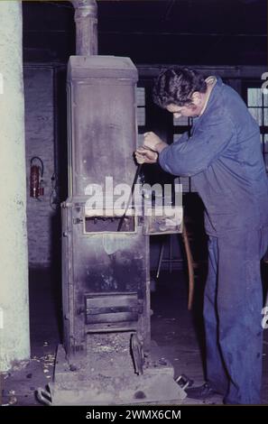 Berlin DE, 20240101, Aufnahme ca.,1966, Arbeiter an einer Maschine, Metallverarbeitung *** Berlin DE, 20240101, Foto ca. 1966, Arbeiter an einer Maschine, Metallverarbeitung Stockfoto