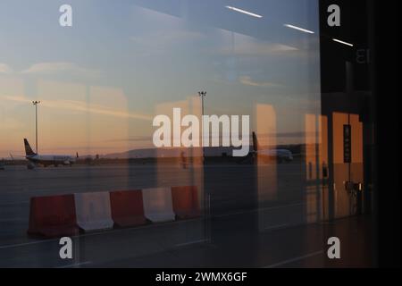 Ein lebendiger Schnappschuss des belebten Innenraums des Flughafenterminals von Budapest, der von der Energie von Reisenden, die auf Abenteuer oder Rückkehr gehen, lebendig ist Stockfoto