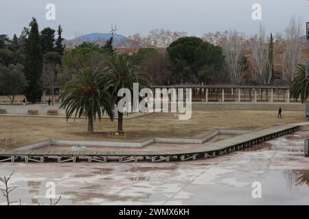 Ein beeindruckendes Bild des Parc Migdia in Girona während der katalanischen Dürre, das eine trostlose Landschaft zeigt, in der einst üppiges Grün gedeiht. Das trockene Seebad Stockfoto