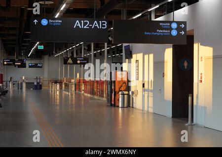 Inmitten der Hektik der Reisenden wimmelt es am Flughafen von Aktivitäten, einem pulsierenden Drehkreuz von an- und Abflügen, wo Vorfreude und Spannung herrschen Stockfoto