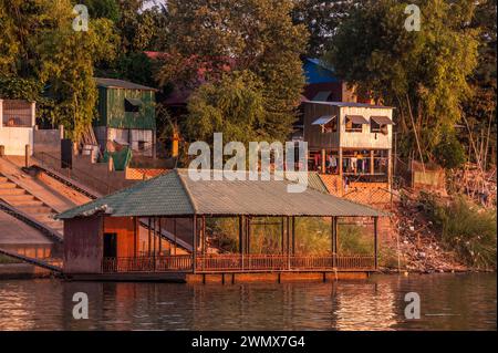 Ein sonnendurchfluteter Fähranleger oder Fährhafen am Ufer des Mekong. Provinz Kandal, Kambodscha. © Kraig Lieb Stockfoto