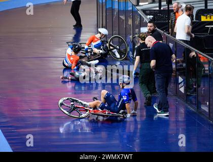 MANCHESTER, GROSSBRITANNIEN. Februar 24. ZWÖLF Callum von Torres-Fernando Barcelo (Mitte) wurde bei einem Unfall verletzt, als sie in Men Scratch Quali antraten Stockfoto