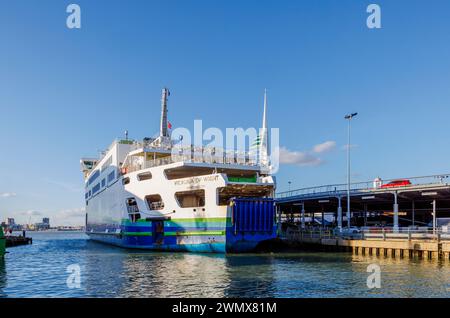 WightLink Victoria of Wight Passagier- und Autofähre liegt in Portsmouth Harbour, Hampshire, einem Ferienort an der Solent in der Südküste Englands Stockfoto