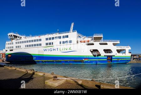 WightLink Victoria of Wight Passagier- und Autofähre liegt in Portsmouth Harbour, Hampshire, einem Ferienort an der Solent in der Südküste Englands Stockfoto