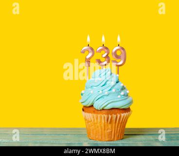 Geburtstagskuchen Mit Kerze Fragezeichen Und Nummer 39 - Auf Gelbem Hintergrund. Stockfoto