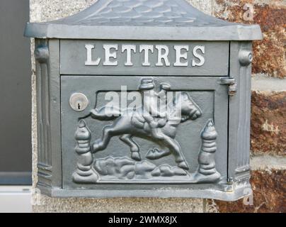 Nahaufnahme des alten Briefkastens im Dorf Saint-Fraimbault, Normandie, Frankreich, Europa Stockfoto