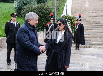 Foto Mauro Scrobogna/LaPresse 28-02-2024 Roma (Italia) - Politica - Ministero Esteri, Farnesina cerimonia in ricordo dell'Ambasciatore Luca Attanasio - Nella foto: il Ministro degli Esteri Antonio Tajani depone una corona di fiori presso la Scalea Attanasio adiacente alla Farnesina in ricordo dell'Ambasciatore italiano ucciso durante un imboscata nella Repubblica Democratica del Congo il 22.02.2021, presente la vedova Zakia Seddiki Attanasio 28. Februar 2024 Rom (Italien) - Politik - Außenministerium, Farnesina-Zeremonie zum Gedenken an Botschafter Luca Attanasio - auf dem Foto: FORD Stockfoto