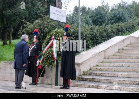 Foto Mauro Scrobogna/LaPresse 28-02-2024 Roma (Italia) - Politica - Ministero Esteri, Farnesina cerimonia in ricordo dell'Ambasciatore Luca Attanasio - Nella foto: il Ministro degli Esteri Antonio Tajani depone una corona di fiori presso la Scalea Attanasio adiacente alla Farnesina in ricordo dell'Ambasciatore italiano ucciso durante un imboscata nella Repubblica Democratica del Congo il 22.02.2021, presente la vedova Zakia Seddiki Attanasio 28. Februar 2024 Rom (Italien) - Politik - Außenministerium, Farnesina-Zeremonie zum Gedenken an Botschafter Luca Attanasio - auf dem Foto: FORD Stockfoto