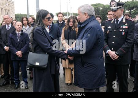 Foto Mauro Scrobogna/LaPresse 28-02-2024 Roma (Italia) - Politica - Ministero Esteri, Farnesina cerimonia in ricordo dell'Ambasciatore Luca Attanasio - Nella foto: il Ministro degli Esteri Antonio Tajani depone una corona di fiori presso la Scalea Attanasio adiacente alla Farnesina in ricordo dell'Ambasciatore italiano ucciso durante un imboscata nella Repubblica Democratica del Congo il 22.02.2021, presente la vedova Zakia Seddiki Attanasio 28. Februar 2024 Rom (Italien) - Politik - Außenministerium, Farnesina-Zeremonie zum Gedenken an Botschafter Luca Attanasio - auf dem Foto: FORD Stockfoto