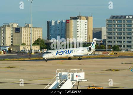 Roissy, Frankreich, Weitwinkelansicht, « Adria » Flugzeuge auf Tarmac am Flughafen Roissy-Charles-de-Gaulle Paris Außen Stockfoto