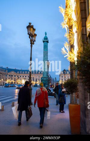 Paris, Frankreich, Weitwinkelblick, Straßenszene, Stadtplatz, Colonne Vendôme, Place Vendome in der Abenddämmerung mit Lichtern, ein paar Leute, die nachts davonlaufen Stockfoto