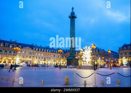 Paris, Frankreich, Weitwinkelblick, Straßenszene, Stadtplatz, Colonne Vendôme, Place Vendome in der Abenddämmerung mit Lichtern, Ritz Hotel Stockfoto