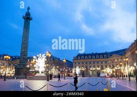 Paris, Frankreich, Weitwinkelblick, Straßenszene, Stadtplatz, Colonne Vendôme Luxury Hotel The Ritz, Place Vendome in der Abenddämmerung mit Lichtern Stockfoto