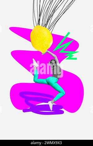 Vertikale Collage kreatives Poster ungewöhnlicher monochromer Effekt Frau üben athletischen Dehnsprung halten große frische Zitrone bunte Vorlage Stockfoto