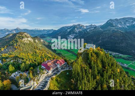 Schloss Falkenstein und das östliche Allgäu zwischen Pfronten und Füssen im herbstlichen Abendlicht Stockfoto