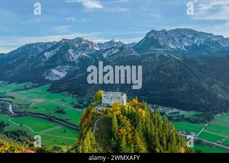 Schloss Falkenstein und das östliche Allgäu zwischen Pfronten und Füssen im herbstlichen Abendlicht Stockfoto