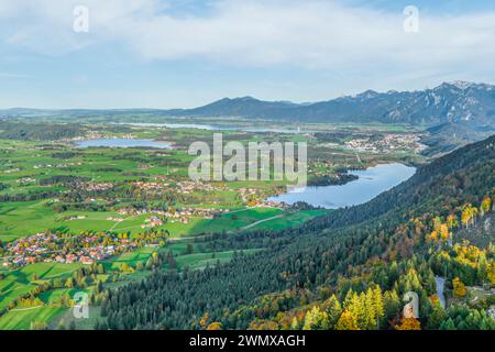 Schloss Falkenstein und das östliche Allgäu zwischen Pfronten und Füssen im herbstlichen Abendlicht Stockfoto