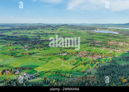 Schloss Falkenstein und das östliche Allgäu zwischen Pfronten und Füssen im herbstlichen Abendlicht Stockfoto