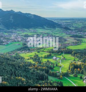 Schloss Falkenstein und das östliche Allgäu zwischen Pfronten und Füssen im herbstlichen Abendlicht Stockfoto