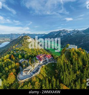 Schloss Falkenstein und das östliche Allgäu zwischen Pfronten und Füssen im herbstlichen Abendlicht Stockfoto