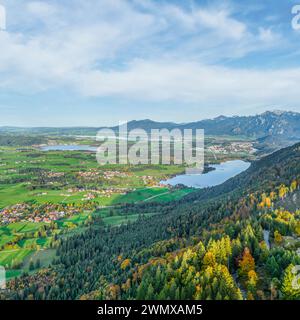 Schloss Falkenstein und das östliche Allgäu zwischen Pfronten und Füssen im herbstlichen Abendlicht Stockfoto