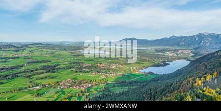 Schloss Falkenstein und das östliche Allgäu zwischen Pfronten und Füssen im herbstlichen Abendlicht Stockfoto