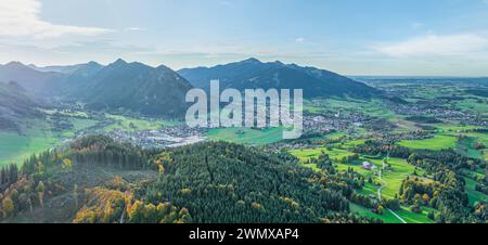 Schloss Falkenstein und das östliche Allgäu zwischen Pfronten und Füssen im herbstlichen Abendlicht Stockfoto