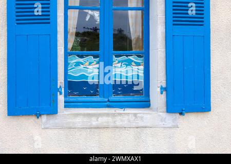 Fenster, blaue Fensterrahmen und blaue Fensterläden, mit dekorativer Folie als Sichtschutzscheibe, Ile de Brehat, Bretagne, Frankreich Stockfoto