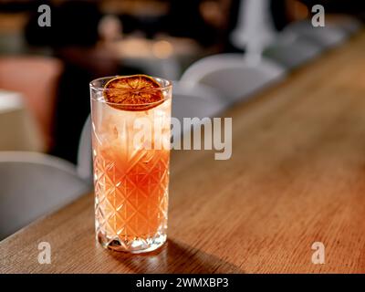 Ein Glas gefrorener Zitruscocktail mit drei Sekunden an der Bartheke im Hintergrund des Restaurants, Kopierraum Stockfoto
