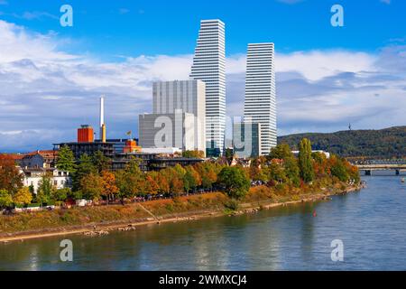 Basel, Schweiz Bürogebäude Stadtbild am Rhein im Herbst. Stockfoto