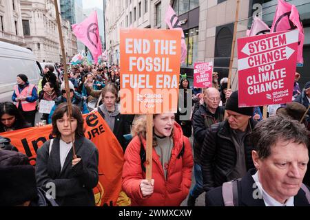 London, Großbritannien. Februar 2024. Mitglieder der Extinction Rebellion fordern von den Versicherern, die Unterstützung für klimaschädliche Projekte einzustellen. Dringende Forderung nach sofortiger Einstellung der Deckung für neue Vorhaben mit fossilen Brennstoffen, Achtung der Menschenrechte und Unterstützung eines gerechten Übergangs zu Projekten mit erneuerbaren Energien. Einer von einer Reihe globaler Proteste gegen Unternehmen, die weltweit Projekte für fossile Brennstoffe sichern. Quelle: Joao Daniel Pereira/Alamy Live News Stockfoto