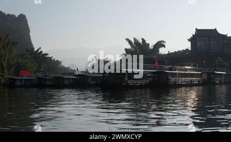 Yangshuo County, Guilin City, Guangxi, China - 16. Oktober 2023: Passagierkreuzschiff legt am Xingping Pier an Stockfoto