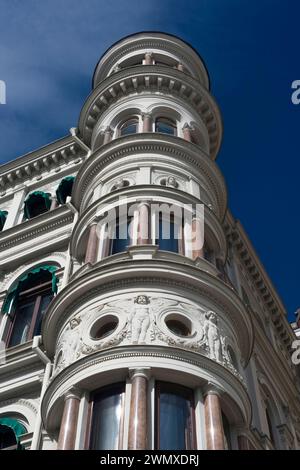 Fassade mit Erkerfenstern und Ornamenten, altes Gebäude, prächtig, Anwesen, Haus, Leben, Stadt, Hotel, Altstadt, Gebäude, teuer, reich Stockfoto