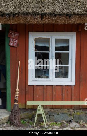 Altes Bauernhaus, Dekoration, Besen, Fenster, historisch, altes, altes, verzweigtes Fenster, dekoriert, hübsch, altmodisches, ländliches, historisches, ländliches Leben Stockfoto