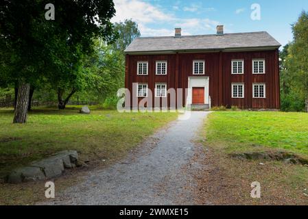 Altes Bauernhaus, Fenster, historisch, alt, alt, Stufenfenster, schön, ländlich, historisch, ländlich, ländlich, Fassade, Bauernhof, Reise, Urlaub, Tradition Stockfoto