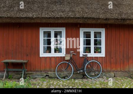 Altes Holzfenster und Fahrrad, Damenfahrrad, Bauernhaus, Dekoration, Fenster, historisches, altes, altes, verzweigtes Fenster, dekoriert, schön, antik Stockfoto