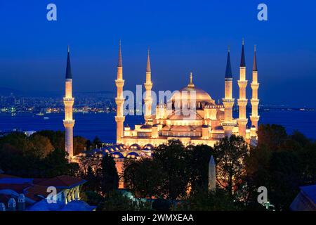 Blaue Stunde über Sultan Ahmet Moschee, Istanbul, Türkei Stockfoto