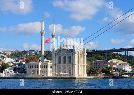 Ortakoy-Moschee oder Grand Mecidiye-Moschee unter der Bosporus-Brücke, Besiktas, Istanbul, Türkei Stockfoto