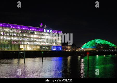 Glasgow Schottland: 11. Februar 2024: River Clyde bei Nacht BBC Pacific Quay und Glasgow Science Centre Stockfoto