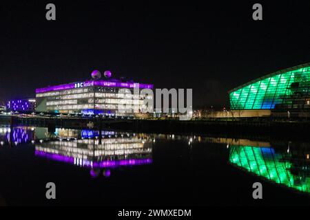 Glasgow Schottland: 11. Februar 2024: River Clyde bei Nacht BBC Pacific Quay und Glasgow Science Centre Stockfoto