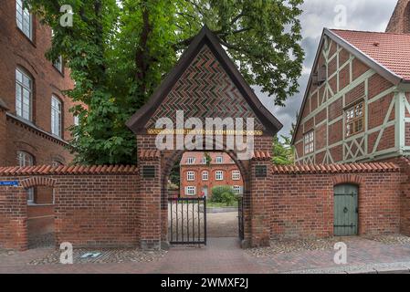 Eingangsportal des Heiligen-Geist-Krankenhauses, gegründet Mitte des 13. Jahrhunderts, Lübsche Str. 46, Wismar, Mecklenburg-Vorpommern, Deutschland Stockfoto