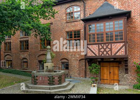 Innenhof mit Brunnen des Mitte des 13. Jahrhunderts gegründeten Heiligen-Geist-Krankenhauses, Lübsche Str. 46, Wismar, Mecklenburg-Vorpommern Stockfoto