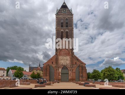 Verbliebener Turm der Marienkirche, erbaut von 1260 bis 70, vor den Säulen des ehemaligen Kirchenschiffs, dem Marienkirchhof Stockfoto