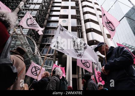 London, Großbritannien. Februar 2024. Mitglieder der Extinction Rebellion außerhalb von Lloyd's of London verlangen von Versicherern, die Unterstützung für klimaschädliche Projekte einzustellen. Dringende Forderung nach sofortiger Einstellung der Deckung für neue Vorhaben mit fossilen Brennstoffen, Achtung der Menschenrechte und Unterstützung eines gerechten Übergangs zu Projekten mit erneuerbaren Energien. Einer von einer Reihe globaler Proteste gegen Unternehmen, die weltweit Projekte für fossile Brennstoffe sichern. Quelle: Joao Daniel Pereira/Alamy Live News Stockfoto