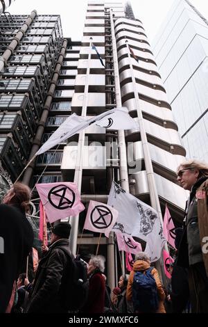 London, Großbritannien. Februar 2024. Mitglieder der Extinction Rebellion außerhalb von Lloyd's of London verlangen von Versicherern, die Unterstützung für klimaschädliche Projekte einzustellen. Dringende Forderung nach sofortiger Einstellung der Deckung für neue Vorhaben mit fossilen Brennstoffen, Achtung der Menschenrechte und Unterstützung eines gerechten Übergangs zu Projekten mit erneuerbaren Energien. Einer von einer Reihe globaler Proteste gegen Unternehmen, die weltweit Projekte für fossile Brennstoffe sichern. Quelle: Joao Daniel Pereira/Alamy Live News Stockfoto